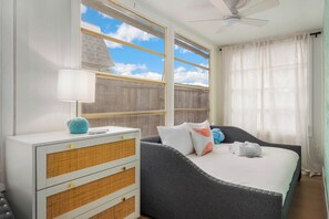 Escritorio, tabla de planchar con plancha, cuna de viaje y wifi