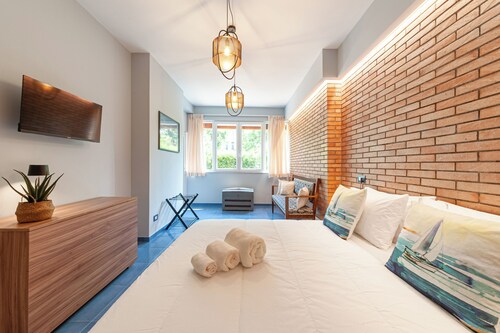 Artist Lights in Luxury Apartment in the Center with A/C, WiFi, Outdoor Space