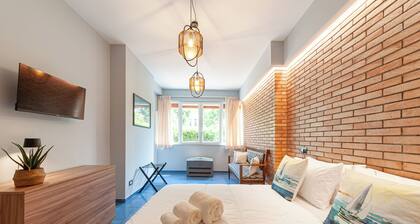 Artist Lights in Luxury Apartment in the Center with A/C, WiFi, Outdoor Space