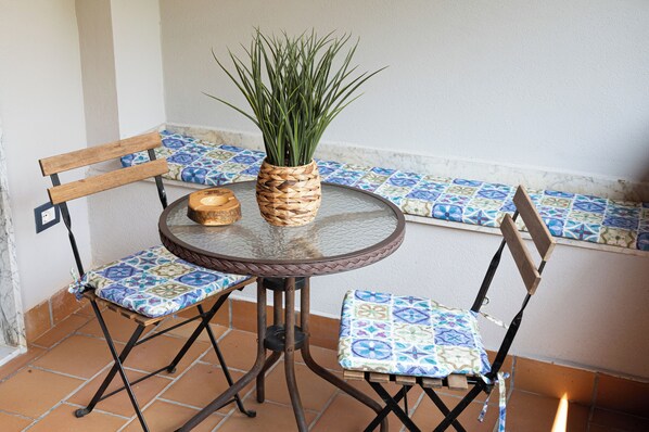 Outdoor dining - Artist Lights in Luxury Apartment in the Center with A/C, WiFi, Outdoor Space (Salerno)