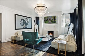 Smart TV, fireplace, offices - Step into Dallas historic architecture meets modern luxury minutes from Downtown. Soaring ceilings, crystal chandeliers, and a grand stone fireplace plus contemporary comforts and a huge private balcony. (Dallas)