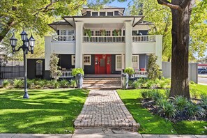 Exterior - Step into Dallas historic architecture meets modern luxury minutes from Downtown. Soaring ceilings, crystal chandeliers, and a grand stone fireplace plus contemporary comforts and a huge private balcony. (Dallas)