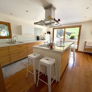 Geladeira, micro-ondas, lava-louças, torradeira