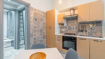 Fridge, oven, stovetop, electric kettle