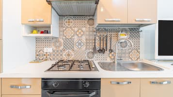 Refrigerador, horno, parrilla de estufa y tetera eléctrica