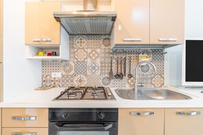 Frigorifero, forno, piano cottura, bollitore elettrico