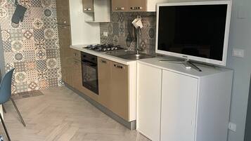 Kühlschrank, Ofen, Herdplatte, Wasserkocher