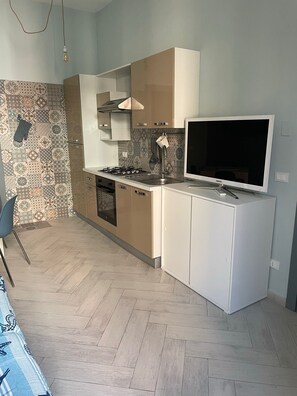 Kühlschrank, Ofen, Herdplatte, Wasserkocher