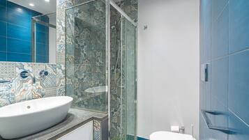 Bruser, hårtørrer, håndklæder