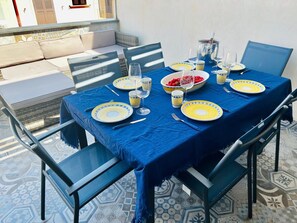 تناول الطعام بالخارج