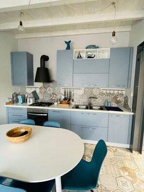 Fridge, oven, stovetop, dishwasher