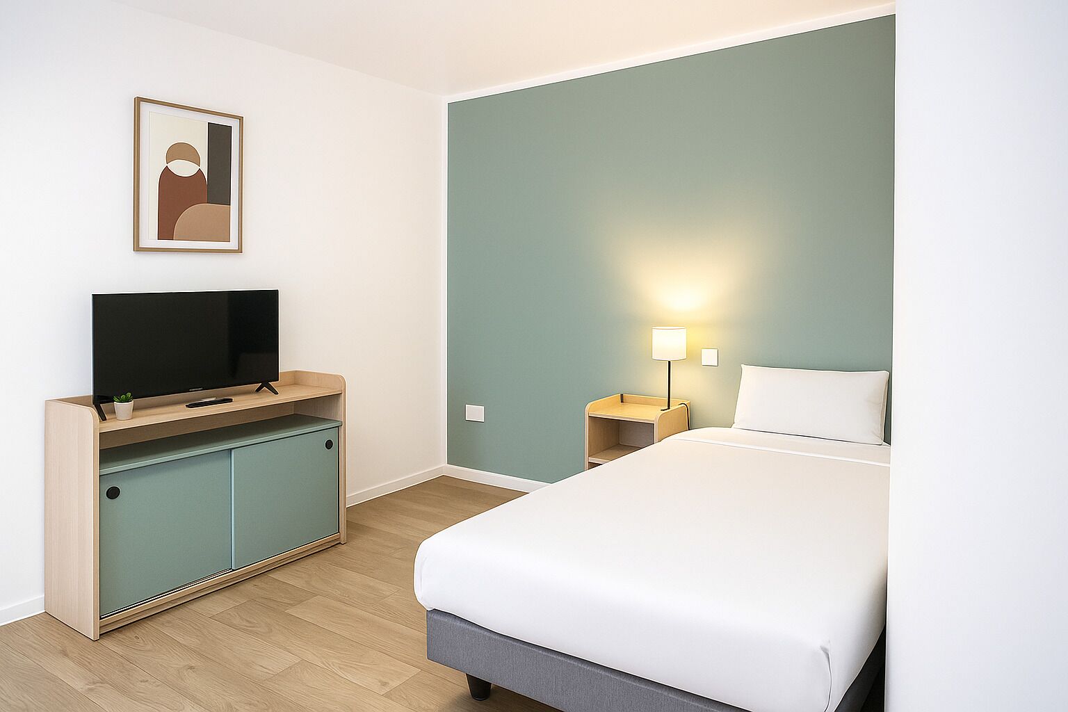 Ein Hotelzimmer mit einem Bett, einem Fernseher auf einer Holzkommode, einem Nachttisch mit Lampe und einem Gemälde an der Wand.