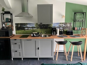 Kühlschrank, Mikrowelle, Ofen, Herdplatte