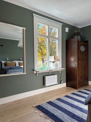 2 bedrooms, iron/ironing board, free WiFi