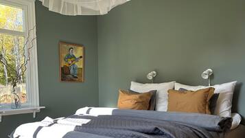 2 bedrooms, iron/ironing board, free WiFi