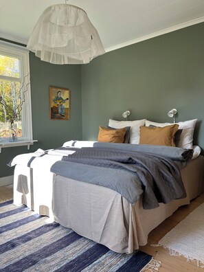 2 bedrooms, iron/ironing board, free WiFi