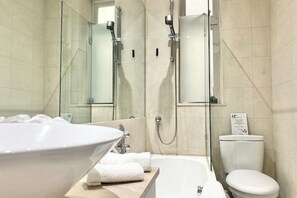 Hair dryer, soap - Charming South Kensington One-Bedroom Near Harrods & Chelsea (London)
