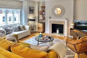 TV - Charming South Kensington One-Bedroom Near Harrods & Chelsea (London)