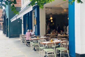 Outdoor dining - Charming South Kensington One-Bedroom Near Harrods & Chelsea (London)