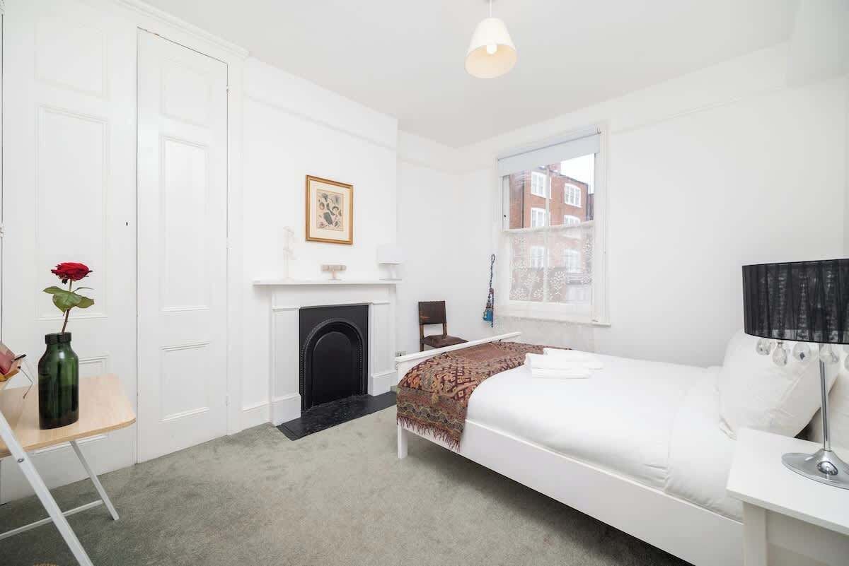 Iron/ironing board, travel crib, WiFi, bed sheets