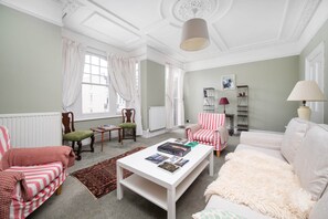 Living area - Prime Parsons Green 5 Bed house | BeeMyGuest® (London)
