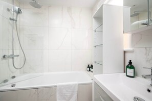 Hair dryer, towels - Prime Parsons Green 5 Bed house | BeeMyGuest® (London)