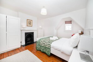 3 bedrooms, iron/ironing board, WiFi, bed sheets - Prime Parsons Green 3 Bed House (London)