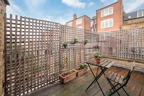 Outdoor dining - Prime Parsons Green 3 Bed House (London)