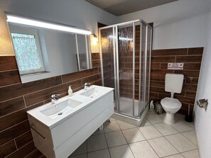 Shower, hair dryer, towels - Holiday Apartment 'Biber' with Lake View, Terrace and Wi-Fi (Friedrichswalde)