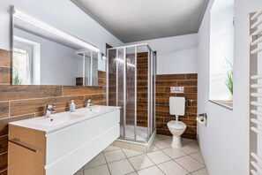 Shower, hair dryer, towels - Holiday Apartment 'Biber' with Lake View, Terrace and Wi-Fi (Friedrichswalde)