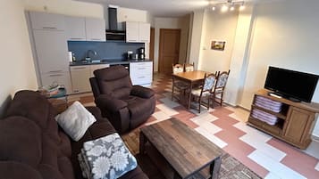 Televisión, reproductor de DVD y tenis de mesa