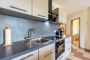 Fridge, microwave, oven, stovetop - Holiday Apartment 'Biber' with Lake View, Terrace and Wi-Fi (Friedrichswalde)
