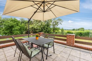 Outdoor dining - Holiday Apartment 'Biber' with Lake View, Terrace and Wi-Fi (Friedrichswalde)