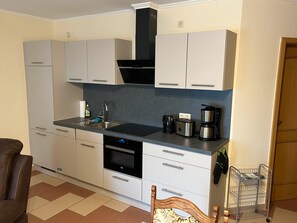 Frigorífico, microondas, horno y placa de cocina