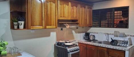 Refrigerador, microondas, parrilla de estufa y tetera eléctrica