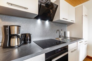 Fridge, microwave, oven, stovetop - Apartment Kranich with Lake View, Terrace and Wi-Fi (Friedrichswalde)