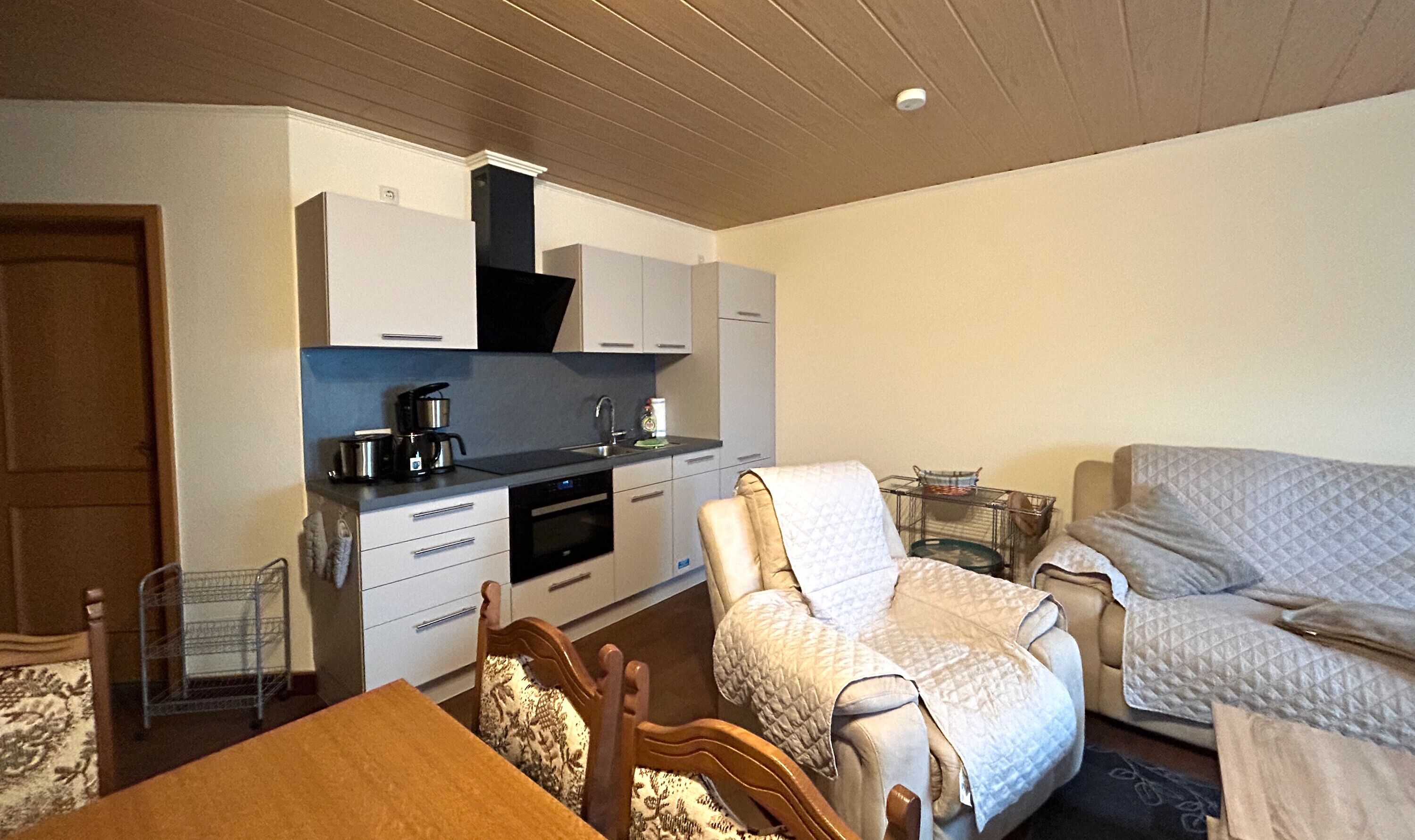 Télévision, lecteur de DVD, table de tennis de table