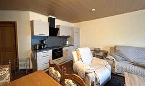 Télévision, lecteur de DVD, table de tennis de table