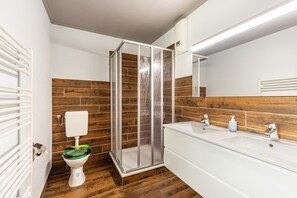 Shower, hair dryer, towels - Apartment Kranich with Lake View, Terrace and Wi-Fi (Friedrichswalde)