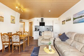 TV, DVD player, ping pong - Apartment Kranich with Lake View, Terrace and Wi-Fi (Friedrichswalde)