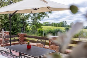 Outdoor dining - Apartment Kranich with Lake View, Terrace and Wi-Fi (Friedrichswalde)