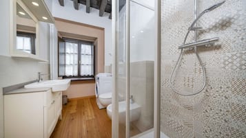 Dusche, Bidet, Handtücher