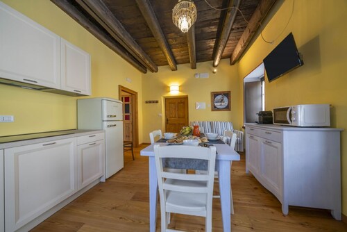 A welcoming apartment of approximately 50 square meters, perfect for five people, located on the first floor of a historic building built in 1864 and renovated in 2025 while maintaining its historic atmosphere (NO elevator).The property is located on Tar