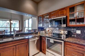 Fridge, microwave, stovetop, dishwasher - Family-Friendly 3BR Condo Near Keystone Resort (Keystone)
