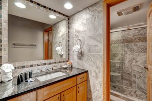 Hair dryer, towels, soap, toilet paper - Family-Friendly 3BR Condo Near Keystone Resort (Keystone)