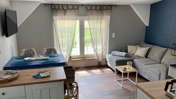 Tv, dvd-spelare och ett bordtennisbord