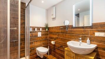 Een douche, een haardroger, handdoeken