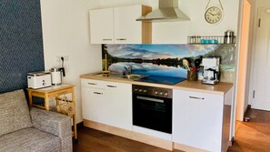 Frigorífico, microondas, horno y placa de cocina