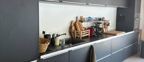 ثلاجة، ميكروويف، فرن، موقد طهي مسطح