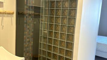 Doccia, set di cortesia gratuito, asciugacapelli, asciugamani